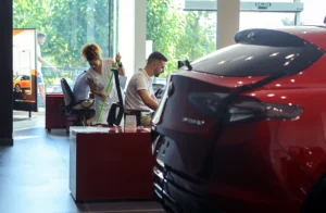 Limpiando concesionario