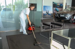 Limpiando concesionario