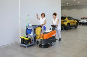 Limpiando concesaionario